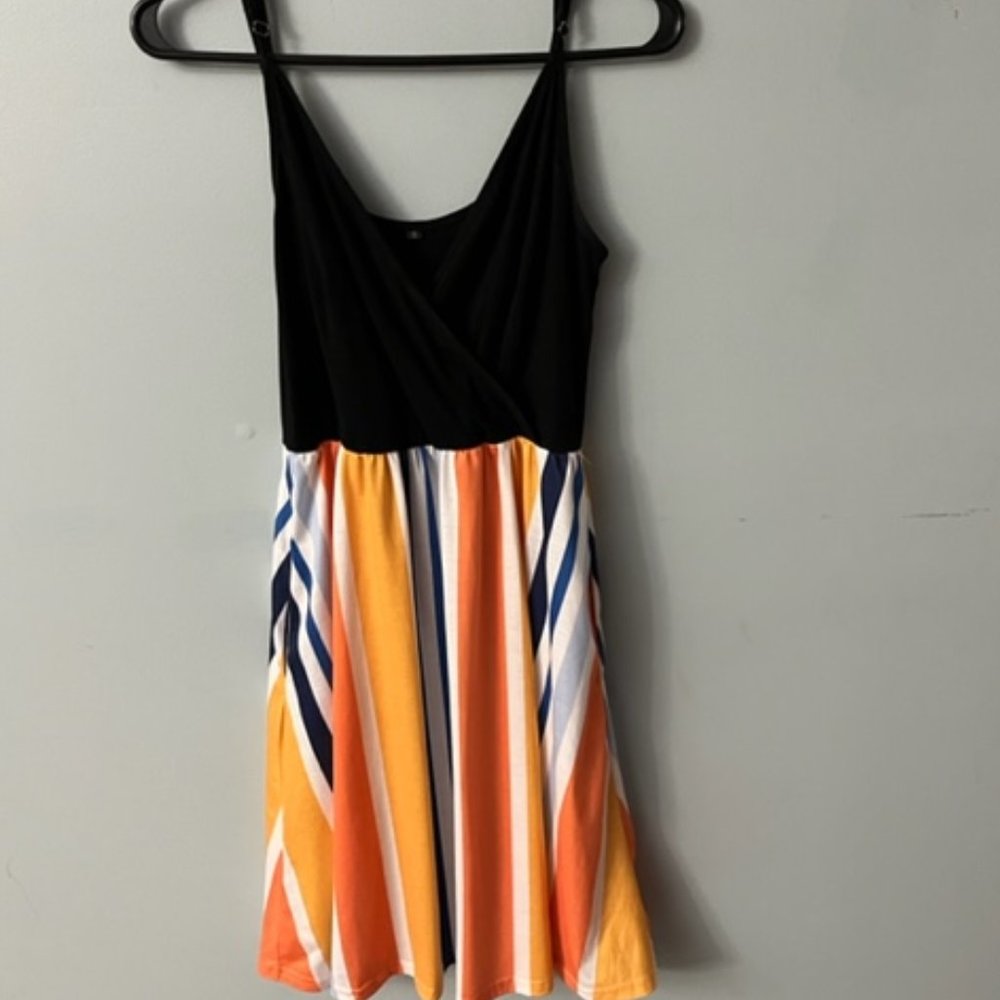 II ININ Wrap V neck dress w/ spaghetti straps & Pockets (S)